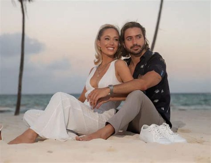 Alex Costa Girlfriend Robbi Jan Is A Fashion Vlogger ·