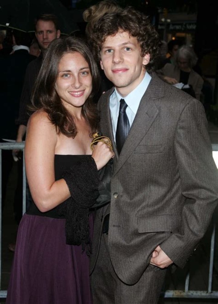 Anna Strout – Bio, Family, Facts About Jesse Eisenberg’s Wife