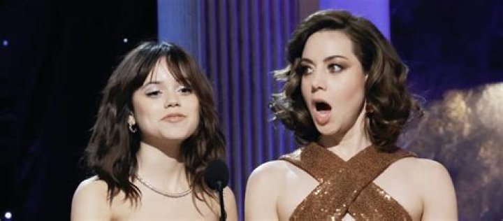 Aubrey Plaza almost suffers wardrobe malfunction, looks annoyed during White Lotus SAG Awards win ·