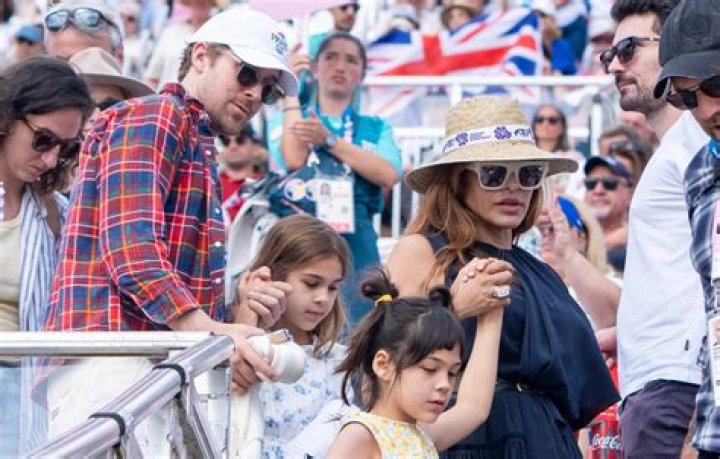 Eva Mendes Children, Husband (Ryan Gosling), Brother, Age, Height, Ethnicity