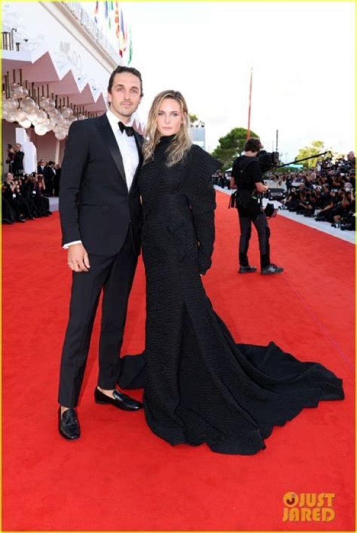 Husband, net worth, tattoos, smoking & body measurements ·