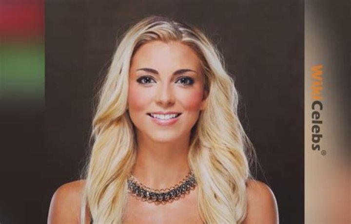Jenna Kutcher Biography , Net Worth, Husband Age, Instagram, Wikipedia ·