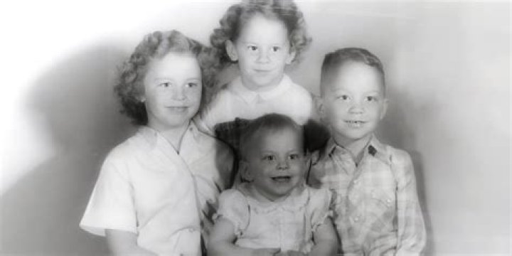 Know Her Siblings, Age & Bio ·