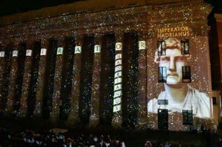 Rome illuminates Temple of Hadrian with free light show ·